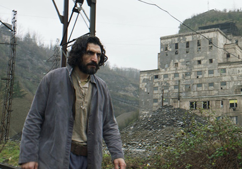GÖLGELER İÇİNDE